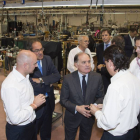 El consejero de Economía y Empleo, Tomás Villanueva, acompañado del delegado de la Junta en Burgos, Baudilio Fernández Mardomingo, visita las instalaciones industriales del taller textil Antonaga-Ical