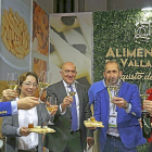 Jesús Julio Carnero brinda en el expositor de Alimentos de Valladolid en la Feria Alimentaria, que se celebra en Barcelona.-ICAL