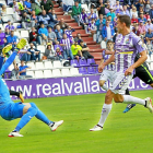 Mata levanta el balón ante la salida de Javi Varas para marcar el primer gol del Valladolid en el partido disputado ayer en Zorrilla.-J.M. LOSTAU