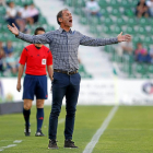 Alberto López muestra su ira durante un lance del encuentro de ayer en el Martínez Valero.-ARABA PRESS