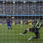 Messi lanza un penalti 'a lo panenka'-JORDI CORTINA