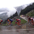 El pelotón desciende el Croix de Fer, en una edición del Tour de Francia.-REUTERS