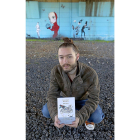 David Galán ‘Redry’ posa con su último libro ‘Huir de mí’.-J.M. LOSTAU