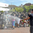 Un peñista festeja con un descorche el 'chupinazo' que inició las fiestas de Medina del Campo.-Santiago