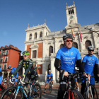 Los ciclistas que integran la marcha por el deporte inclusivo, organizada por la Fundación Sanitas, parten desde Valladolid hacia Segovia en su tercera etapa-Ical