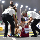 Un participante del maratón necesita ayuda a la conclusión de la prueba en el Mundial de Doha.-EFE / EPA / NOUSHAD THEKKAYIL