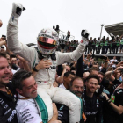Hamilton es elevado por los mecánicos de Mercedes-ERNESTO SÁ