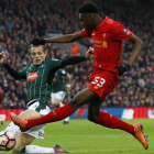 El jugador del Liverpool Oviemuno Ejaria dispara ante Oscar Threlkeld, del Plymouth.-REUTERS / JASON CAIMDUFF