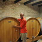 El viticultor y enólogo Jérôme Bougnaud junto a una de las tinas para elaborar Galia.-I. M.