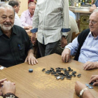 Los empresarios Carlos Slim (izquierda) y Olegario Vázquez, este martes, jugando al dominó en un bar de Avión (Ourense).-EFE / BRAIS LORENZO
