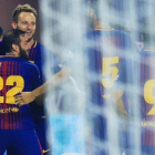 Los jugadores del Barça felicitan a Messi, autor del primer gol ante el Madrid en el clásico de Miami.-CHRIS TROTMAN