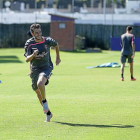El atacante Juan Villar corre sonriente por la banda durante el entrenamiento de ayer en los Anexos.-José C. Castillo