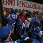 Miembros de la Cruz Roja reparten el primer cargamento de ayuda humanitaria que llegó a Venezuela.-EFE