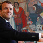 Emmanuel Macron, en el momento de depositar el voto.-CHRISTOPHE ENA / AFP