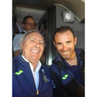 Javier Mínguez y Alejandro Valverde, ayer, en el avión que les trasladó a España.-E. M.