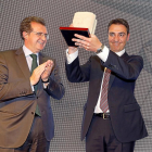 José Luis Ulibarri entrega el premio a Raúl Ayuso.-J. M. LOSTAU