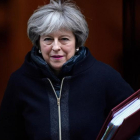 May abandona el número 10 de Downing Street, en dirección a la Cámara de los Comunes, en Londres, el 17 de enero.-GETTY IMAGES / LEON NEAL