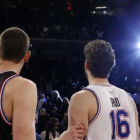Marc y Pau Gasol, antes del salto inicial en el All Star de la NBA.-Foto: AP / KATHYH WILLENS
