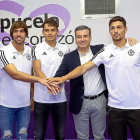 Caro, Ünal y Fede Barba posan junto a Miguel Ángel Gómez ayer en Zorrilla.-J. M. LOSTAU