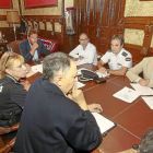El alcalde, al fondo, junto al concejal Luis Vélez y la jefa de la Policía Municipal durante la reunión de la Junta de Seguridad.-J. M. Lostau