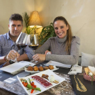 La modelo y empresaria Estefanía Luyk degusta un menú en su rincón favorito junto a su socio, Alfonso del Caño.-M. A. santos