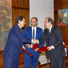 Mañueco y Herrera se felicitan por el acuerdo con Ciudadanos tras firmarlo con Fuentes ayer en Presidencia de la Junta.-ICAL