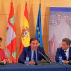 Antonio Sáez Aguado (centro) acompañado de Elena Andradas y José Jolín ayer duranta la presentación del plan.-EL MUNDO