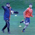Luis César da una orden durante un entrenamiento del Real Valladolid.-J.M. LOSTAU