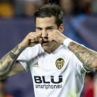 Santi Mina celebra un gol con el Valencia unos meses después de que se produjera la denuncia y su detención.-MIGUEL LORENZO
