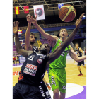 Graham-Bell intenta capturar un rebote ante Luka Nikolic.-J. M. LOSTAU