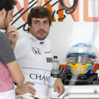 Fernando Alonso, en el box de McLaren-Honda en Sepang (Malasia)-EFE / DIEGO AZUBEL
