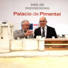 El presidente de la institución provincial, Jesús Julio Carnero, junto a Roberto Valle, autor del libro y la exposición 'Obras y proyectos en la Diputación de Valladolid', frente a la maqueta del Museo del Vino.-ICAL