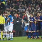 PROTESTA FINAL Los jugadores del Espanyol protestan al árbitro mientras los futbolistas del Barça celebran la clasificación para las semifinales de Copa, ayer, en el Camp Nou.-/ JORDI COTRINA