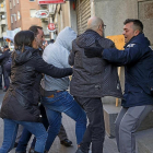 El acusado tuvo que ser protegido de los ataques de algunas personas, en el momento de entrar el juzgado.-J.L. LEAL