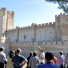 Un grupo de turistas en el Castillo de la Mota de Medina del Campo.-E.M.