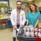 El hematólogo Javier Díez y la anestesióloga Nuria Ruiz en las instalaciones del Hospital Clínico Universitario de Valladolid.-J. M. LOSTAU