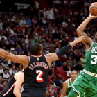Marcus Smart de los Celtics lanza ante Wayne Ellington de Miami Heat-STEVE MITCHELL