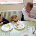 Fernando Rey, ayer en el colegio Cristóbal Colón de Valladolid.-ICAL