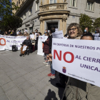 Representantes de once localidades de la provincia de Valladolid se concentran en la plaza Zorrilla de la ciudad para denunciar el cierre de oficinas bancarias en el medio rural.- ICAL