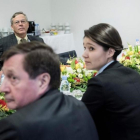 Tillerson (izquierda) y Lavrov (derecha) esperan al inicio de una reunión en Bonn, este jueves.-BRENDAN SMIALOWSKI