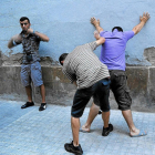 Dos carteristas son registrados por un policía ‘de paisano’.-EL MUNDO