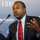Ben Carson, precandidato presidencial del Partido Republicano de Estados Unidos, habla durante un mitin en Manchester el pasado mes de agosto.-AP / JIM COLE