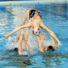 Varias nadadoras levantan a su compañera durante un ejercicio en la edición del año pasado.-PABLO REQUEJO