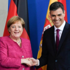 Merkel y Sánchez se estrechan la mano tras la rueda de prensa que han celebrado en Berlín.-FILIP SINGER (EFE)