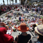 Centenares de personas se reúnen alrededor de las flores situadas en el Paseo de los Ingleses para homenajear a las víctimas-VALERY HACHE