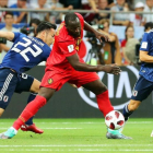 El delantero belga Lukaku intenta controlar el balón entre Yoshida y Nagatomo-KHALED ELFIQI