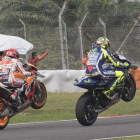 Marc Márquez (Honda) y Valentino Rossi (Yamaha), en una carrera de la pasada temporada.-ROBERTO RIMORINI