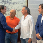 El presidente de la Junta, Alfonso Fernández Mañueco, saludando a los representantes de las Opas.-ICAL