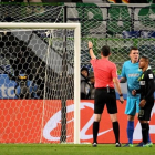 Viktor Kassai ha señalado el primer penalti a partir de una repetición.-TOSHIFUMI KITAMURA