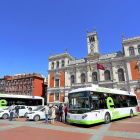Presentación de autobuses híbridos en la Plaza Mayor de Valladolid.-ICAL